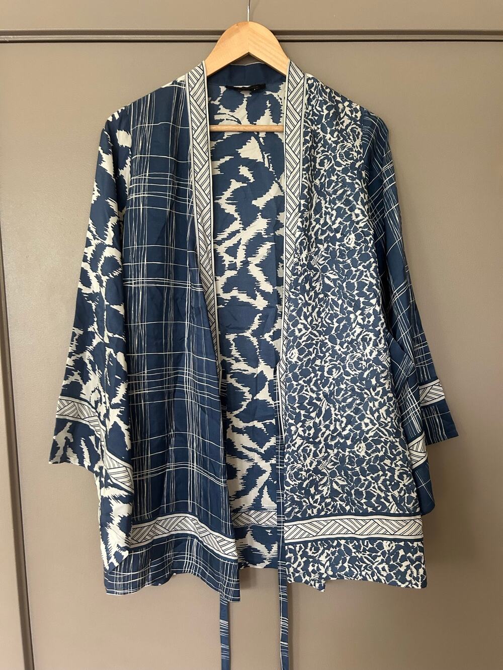 BCBGMAXAZRIA 100%Silk Kimono WrapBlouse Boho Patchwork Robe